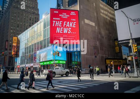 Eine elektronische Anzeigentafel am Times Square in New York am Montag, 5. Februar 2017 vom Ausschuss für die Verteidigung der Präsident (früher Stop Hillary PAC) Züchtigt die Medien für nicht für die die Untersuchung von Hillary Clintons angebliche Kampagne Finanzierung Geldwäsche. Die Werbung nutzt der Präsident populären Ausdruck "fake News". (Â© Richard B. Levine) Stockfoto