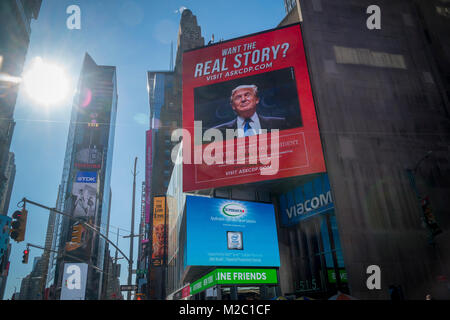 Eine elektronische Anzeigentafel am Times Square in New York am Montag, 5. Februar 2017 vom Ausschuss für die Verteidigung der Präsident (früher Stop Hillary PAC) Züchtigt die Medien für nicht für die die Untersuchung von Hillary Clintons angebliche Kampagne Finanzierung Geldwäsche. Die Werbung nutzt der Präsident populären Ausdruck "fake News". (Â© Richard B. Levine) Stockfoto