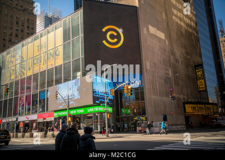 Die Comedy Central Logo ist auf einem Bildschirm auf der Viacom Hauptsitz in Times Square in New York am Montag gesehen, 5. Februar 2018. Zacks Investment Research vor kurzem zurückgestuft Viacom aus der Warteschleife zu verkaufen. Viacom ist für das vierte Quartal am Donnerstag zu lösen. (Â© Richard B. Levine) Stockfoto