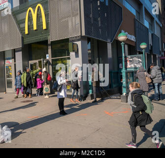 Eine neu renovierte und kürzlich neu eröffnete McDonald's Fast Food Restaurant in der Lower East Side von New York am Samstag, 3. Februar 2018. McDonald's angekündigt, dass es beschleunigt werden, um die Erneuerung seiner Filialen sb-bestellung Kioske sowie zum Hinzufügen Öffnung fast 1000 neue Standorte weltweit. (Â© Richard B. Levine) Stockfoto