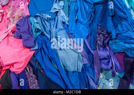 Eine Sammlung von gebrauchter Kleidung bestimmt in New York bei einem Recycling Fall am Dienstag zu verwerten, 6. Februar 2018. (Â© Richard B. Levine) Stockfoto