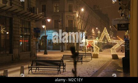 Weihnachtsbaum und Santa's Chair. Dienstag, Februar 6, 2018, Dekoration auf der Piotrkowska-Straße in Lodz. Stockfoto