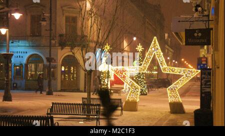 Weihnachtsbaum und Santa's Chair. Dienstag, Februar 6, 2018, Dekoration auf der Piotrkowska-Straße in Lodz. Stockfoto