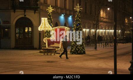 Weihnachtsbaum und Santa's Chair. Dienstag, Februar 6, 2018, Dekoration auf der Piotrkowska-Straße in Lodz. Stockfoto