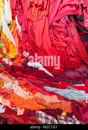 Eine Sammlung von gebrauchter Kleidung bestimmt in New York bei einem Recycling Fall am Dienstag zu verwerten, 6. Februar 2018. (Â© Richard B. Levine) Stockfoto