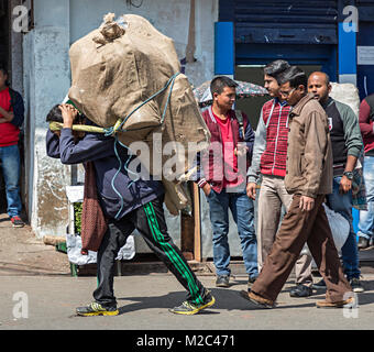 Mann, der große Last auf dem Rücken mit Kopf, Shillong, Meghalaya, Indien Stockfoto