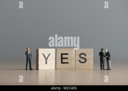 Holz Fliesen mit Buchstaben buchstabieren das Wort "Ja". Geschäftskonzept. Stockfoto