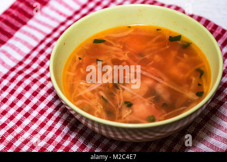 Borscht oder russischen Roten Gemüsesuppe in der Schüssel Stockfoto