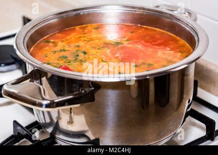 Frisch zubereitete Borscht in Kochtopf schließen Stockfoto