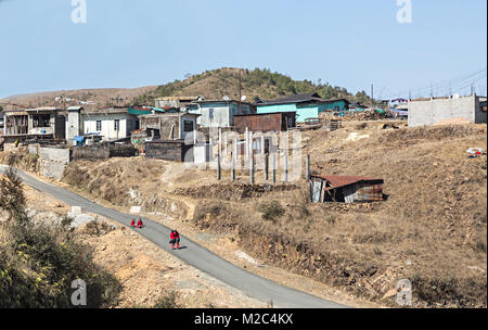 Schülerinnen der Straße in der Nähe der Stadt auf dem Weg von Mawsynram, Shillong, Meghalaya, Indien Stockfoto