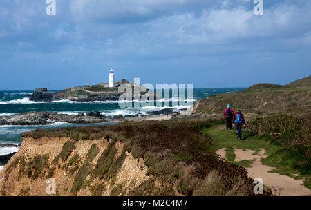 Wanderer auf dem Küstenweg am Godrevy Lighthouse an der nördlichen Küste von Cornwall, Großbritannien Stockfoto