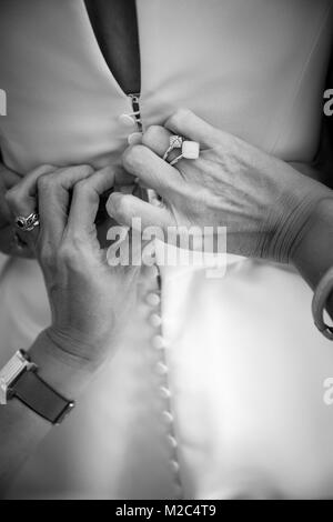 Die Person knopfverschluß Braut Hochzeit Kleid, Nahaufnahme, Schwarz und Weiß Stockfoto