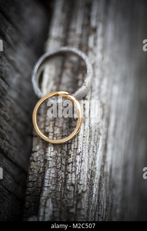 Zwei Trauringe auf Holz- Oberfläche, close-up Stockfoto