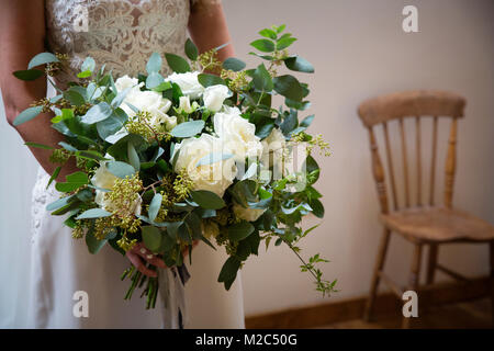 Braut Holding wedding bouquet, mittlere Partie Stockfoto