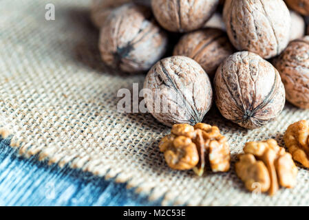 Walnüsse und Kernel auf Leinwand auf Holz- Hintergrund Stockfoto
