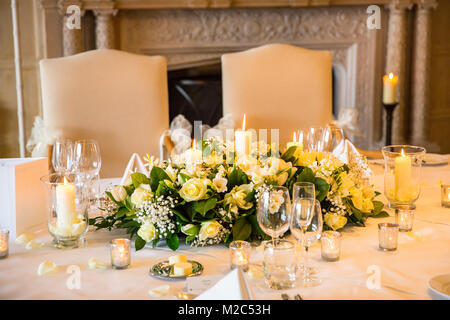 Tabelle mit Einstellungen, Blumenschmuck und Glaswaren Stockfoto