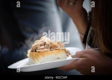 Frau Essen aus Papier Platte, mittlerer Abschnitt, close-up Stockfoto
