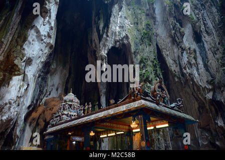 Kuala Lumpur, Malaysia - 3. November 2014: Tempel innerhalb von Batu Höhlen - ein Komplex von Höhle Hügel und hinduistischen Schreinen in einer Entfernung von 13 km vom Cen Stockfoto