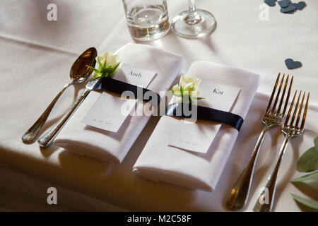 Serviette Einstellung am Tisch, mit Platzkarten, close-up Stockfoto