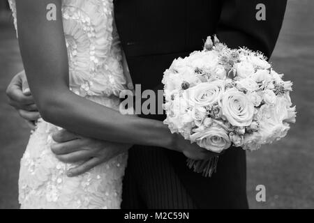 Braut und Bräutigam, von Angesicht zu Angesicht, Braut, Hochzeit Bouquet, mittlerer Abschnitt, Schwarz und Weiß Stockfoto