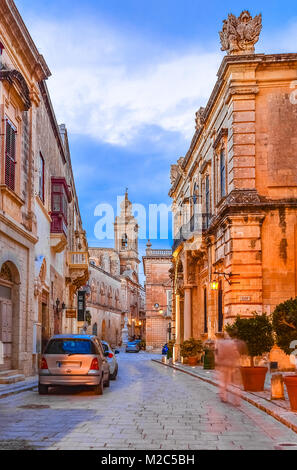 Victoria, Gozo, Malta: die engen Straßen der Zitadelle am Sonnenuntergang. Stockfoto