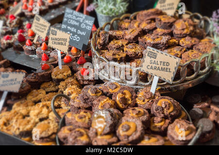 Gesalzen Karamell brownies zum Verkauf an Food Festival, Abergavenny, Wales, Großbritannien Stockfoto