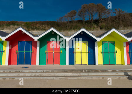 Bunten Badekabinen mit Blick auf die Bucht von Whitmore, Barry Island, Wales, UK. Stockfoto