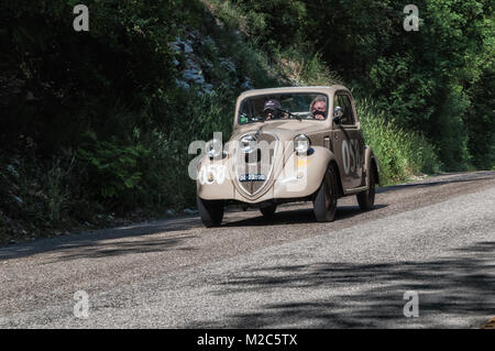 GOLA DEL FURLO, Italien - 19. Mai: FIAT 500 B TOPOLINO' 1948 auf einem alten Rennwagen Rallye Mille Miglia 2017 die berühmte italienische historische Rennen (1927-19 Stockfoto