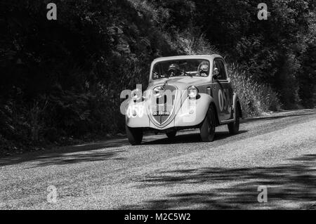 GOLA DEL FURLO, Italien - 19. Mai: FIAT 500 B TOPOLINO' 1948 auf einem alten Rennwagen Rallye Mille Miglia 2017 die berühmte italienische historische Rennen (1927-19 Stockfoto