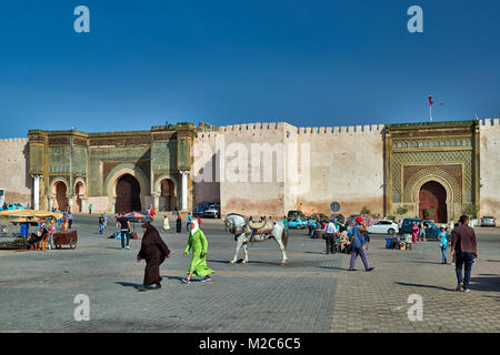 Menschen auf Lahdim Platz mit Bab Mansour City Gate hinter, Meknes, Marokko, Afrika Stockfoto