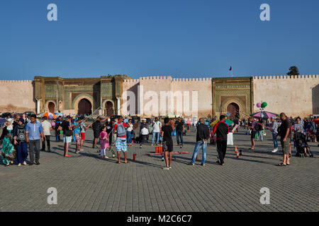 Menschen auf Lahdim Platz mit Bab Mansour City Gate hinter, Meknes, Marokko, Afrika Stockfoto