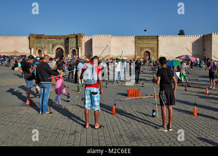 Menschen auf Lahdim Platz mit Bab Mansour City Gate hinter, Meknes, Marokko, Afrika Stockfoto