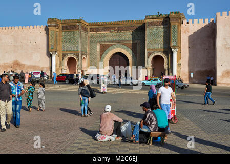 Menschen auf Lahdim Platz mit Bab Mansour City Gate hinter, Meknes, Marokko, Afrika Stockfoto