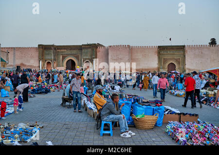 Menschen auf Lahdim Platz mit Bab Mansour City Gate hinter, Meknes, Marokko, Afrika Stockfoto