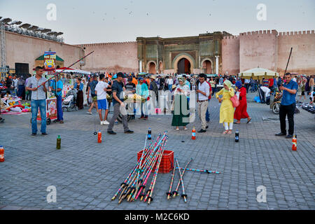 Menschen auf Lahdim Platz mit Bab Mansour City Gate hinter, Meknes, Marokko, Afrika Stockfoto