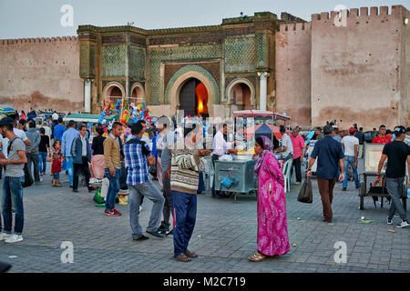 Menschen auf Lahdim Platz mit Bab Mansour City Gate hinter, Meknes, Marokko, Afrika Stockfoto