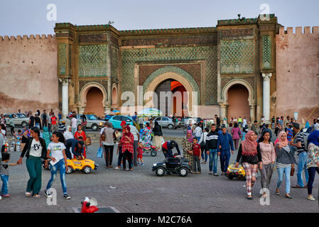 Menschen auf Lahdim Platz mit Bab Mansour City Gate hinter, Meknes, Marokko, Afrika Stockfoto