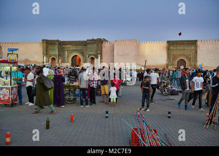 Menschen auf Lahdim Platz mit Bab Mansour City Gate hinter, Meknes, Marokko, Afrika Stockfoto