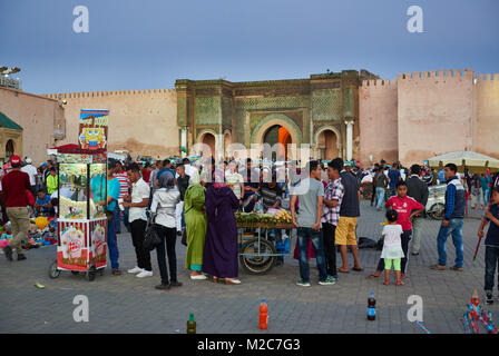 Menschen auf Lahdim Platz mit Bab Mansour City Gate hinter, Meknes, Marokko, Afrika Stockfoto