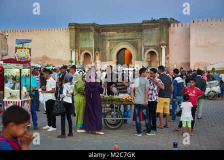 Menschen auf Lahdim Platz mit Bab Mansour City Gate hinter, Meknes, Marokko, Afrika Stockfoto