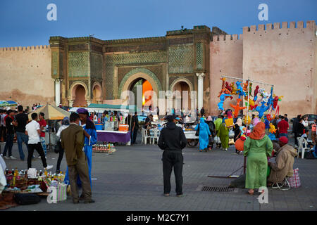 Menschen auf Lahdim Platz mit Bab Mansour City Gate hinter, Meknes, Marokko, Afrika Stockfoto