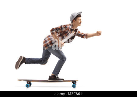 Volle Länge Profil geschossen von einem jugendlich hipster Reiten ein Longboard auf weißem Hintergrund Stockfoto