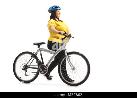 Volle Länge Profil Schuss eine übergewichtige Frau treibt ein Fahrrad auf weißem Hintergrund Stockfoto