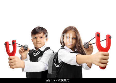 Schüler und eine Schülerin, die mit Steinschleudern und Felsen auf weißem Hintergrund Stockfoto