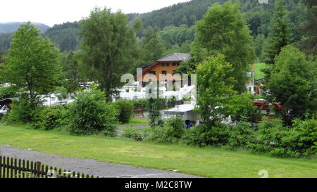 Viele freie Stellplätze - wie hier am Titisee im Hochschwarzwald available in den Campingplätzen. Wieder Lichtblick - ein Regentag, wie am 29.06.2013 vermiest den Bootsanbietern bin Ou bei schönem Wetter so herrlichen Schwarzwaldsee das Geschäft - Sommer-Impressionen 2013 Hochschwarzwald Hochschwarzwald Sommer-Impressionen 2013 Stockfoto