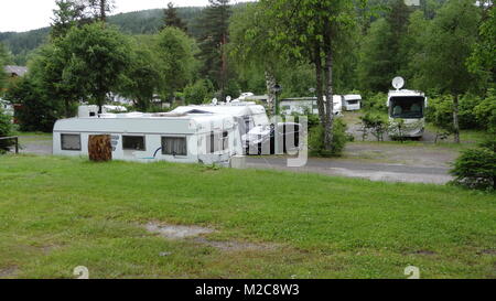 Viele freie Stellplätze - wie hier am Titisee im Hochschwarzwald available in den Campingplätzen. Wieder Lichtblick - ein Regentag, wie am 29.06.2013 vermiest den Bootsanbietern bin Ou bei schönem Wetter so herrlichen Schwarzwaldsee das Geschäft - sommer-impressionen Hochschwarzwald 2013 Stockfoto