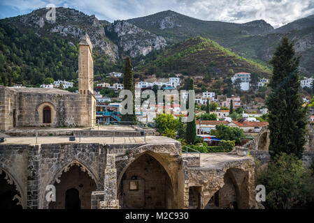 Anzeigen von Bellapais Abbey mit Dorf im Hintergrund. Bezirk Kyrenia, Zypern. Stockfoto