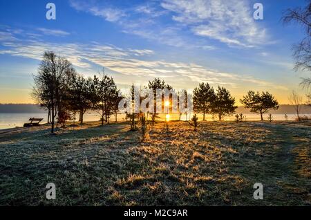 Schöne sonnige Landschaft. Morgensonne auf der See. Stockfoto