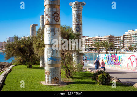 Denkmal der mediterranen Kulturen auf Punta Margalla. Torrevieja, Spanien. Stockfoto