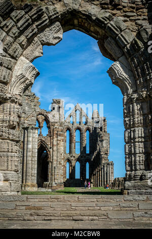 Torbogen frames äußere Struktur von Whitby Abbey, Whitby, Yorkshire, Großbritannien Stockfoto